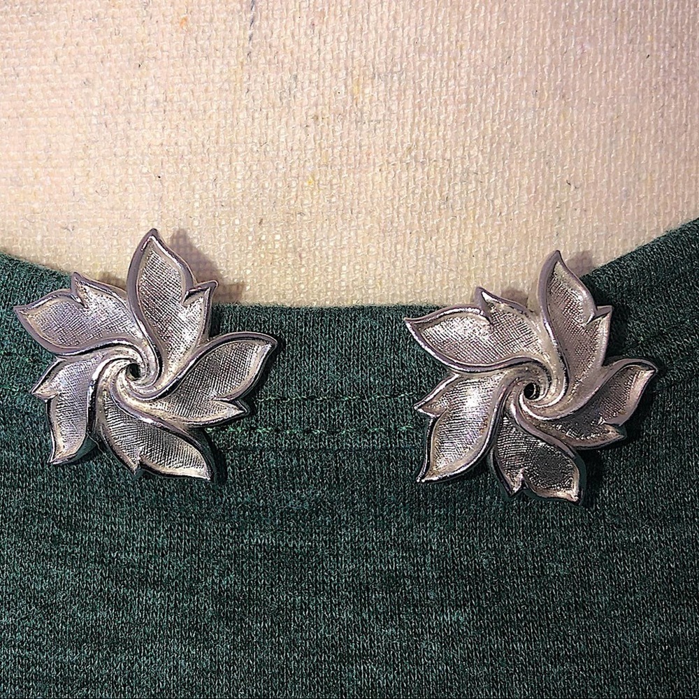 Trifari Silver Swirl Flower Silver Tone Earrings Vintage Clip - Picture 8 of 8